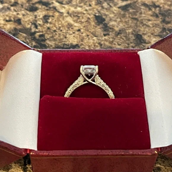 1.5 CT white gold Charles and Colvard Engagement ring - Picture 2 of 9